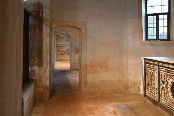 AZZIO CONVENTO Passaggi tra le cappelle laterali