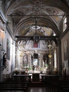 Veduta dell'interno della chiesa, con altare e architrave.